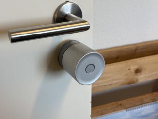 Yale Linus L2 Lite: Silbernes Smartlock unter der Türklinke im Einsatz