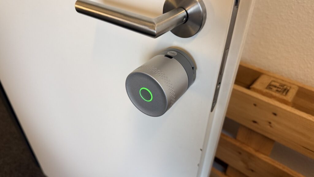Smartlock an der Innenseite der Tür mit Status LED