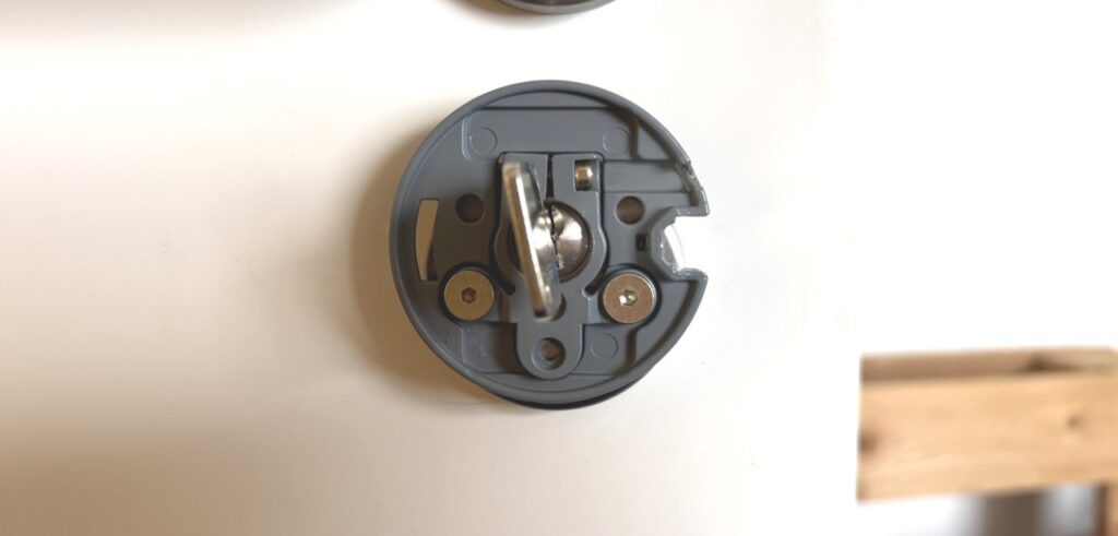 Yale Linus L2 Lite: Montageplatte mit eingesetztem Schlüssel und Imbusschrauben