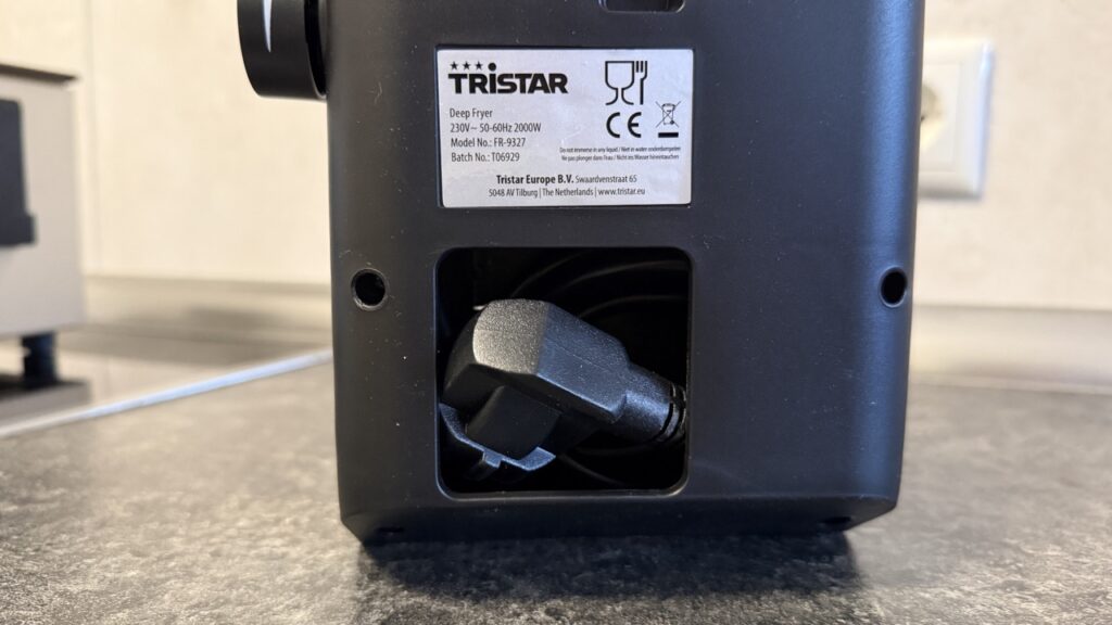 Tristar FR 9327: Fach mit verstautem Netzkabel