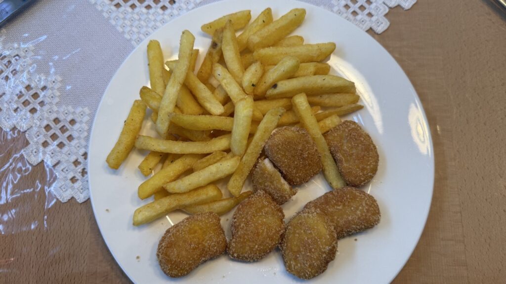 Tristar FR 9327: Teller mit Pommes und Chicken Nuggets