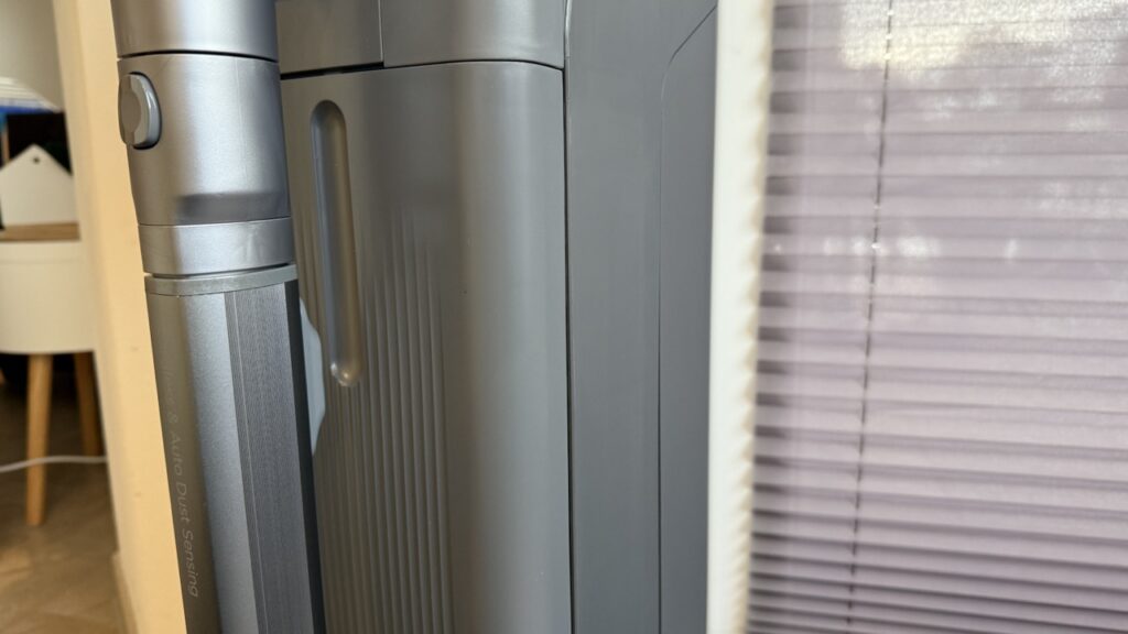 Narwal V40 Station: Detailansicht von Sauger und Station