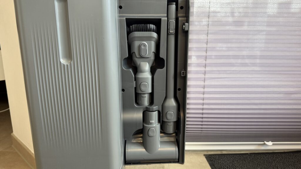 Narwal V40 Station: Zubehör in der Station verstaut