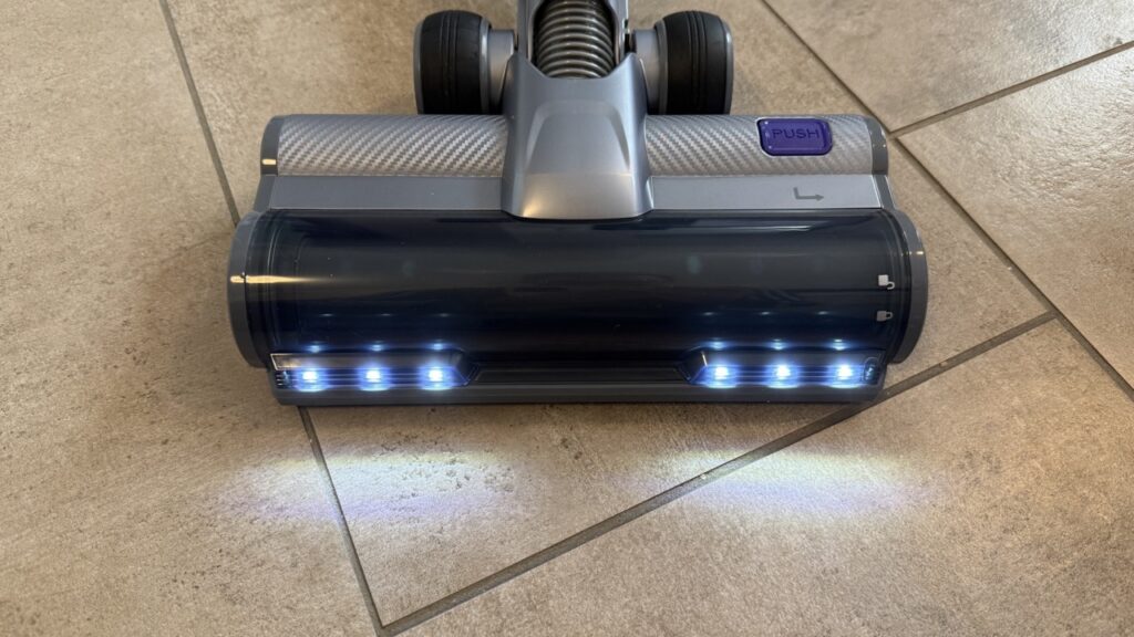 Narwal V40 Station: Bodendüse mit eingeschaltetem LED Licht