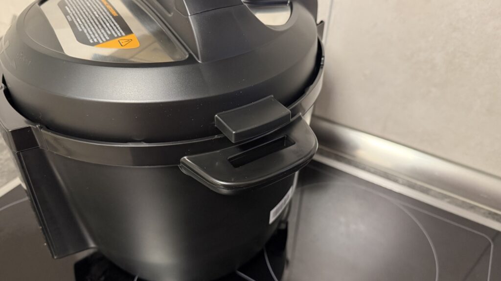 „Instant Pot Multikocher“: Seitlicher Griff und robustes Gehäuse