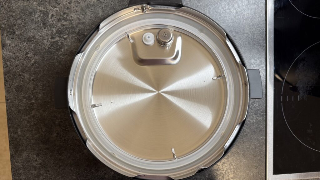 „Instant Pot Multikocher“: Deckelunterseite mit Ventiltechnik