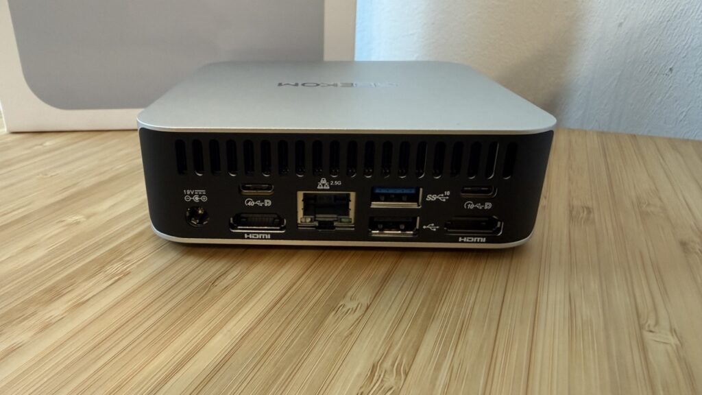 „GEEKOM A8“: Rückseite mit HDMI USB C USB4 und 2,5 Gigabit LAN