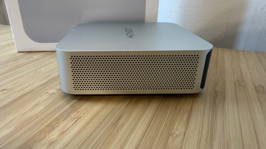 „GEEKOM A8“: Seitliche Lüftungsfläche im kompakten Gehäuse