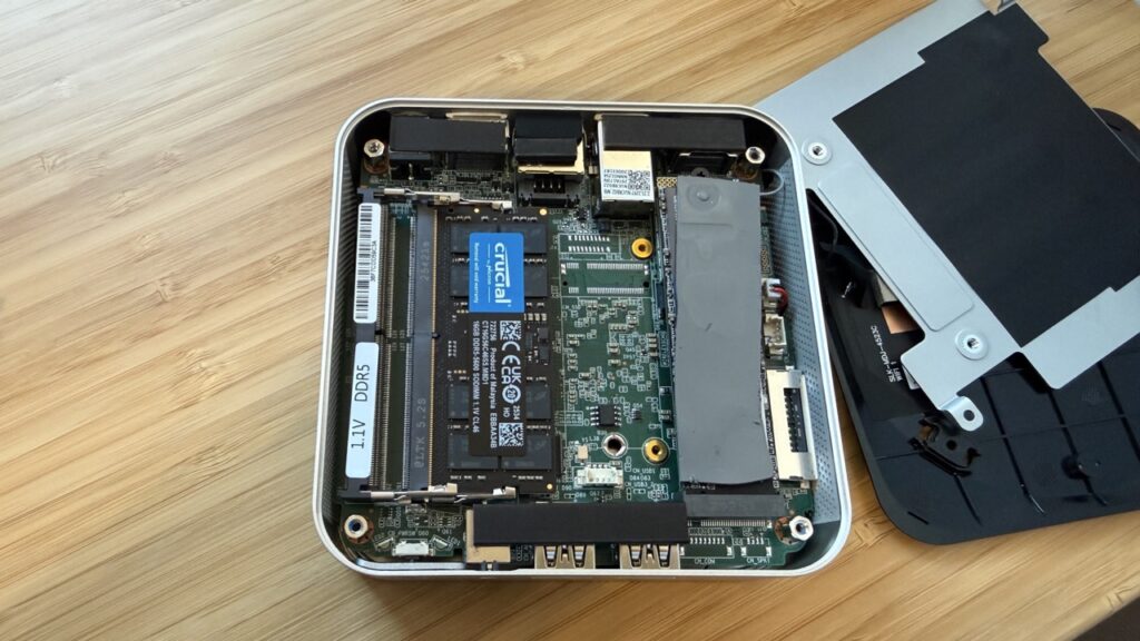 „GEEKOM A8“: Innenansicht mit eingesetztem DDR5 Speicher und M.2 Slot