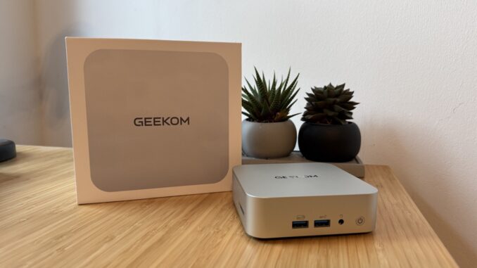„GEEKOM A8“: Mini PC mit Verpackung als Größenvergleich
