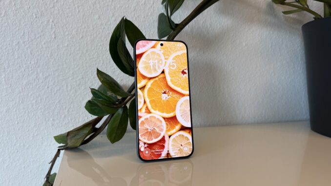 „Realme GT 8 Pro“: Displaydarstellung mit farbigem Hintergrund