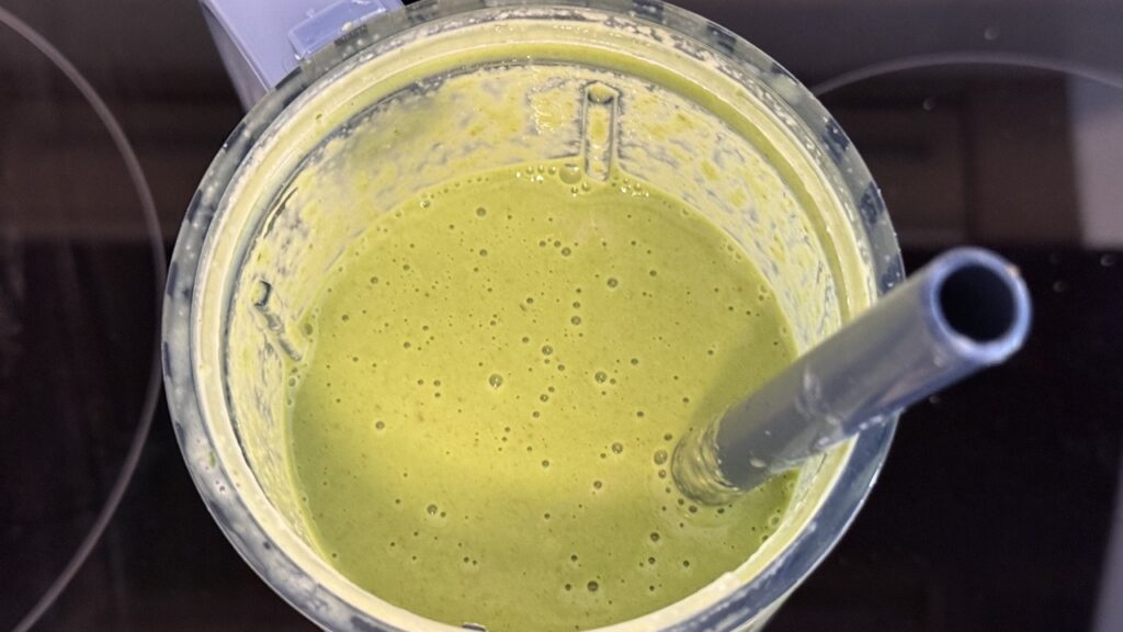 „Ninja BlendBoss“: Smoothie im Mixbehälter von oben