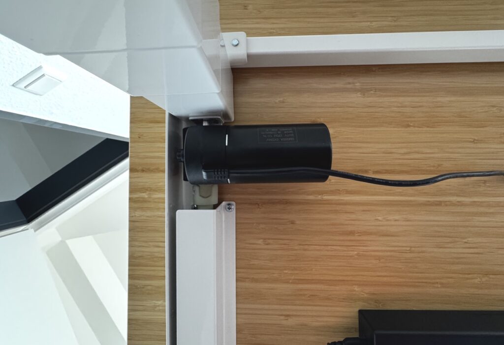 Flexispot E7 Plus: Motor unter der Tischplatte