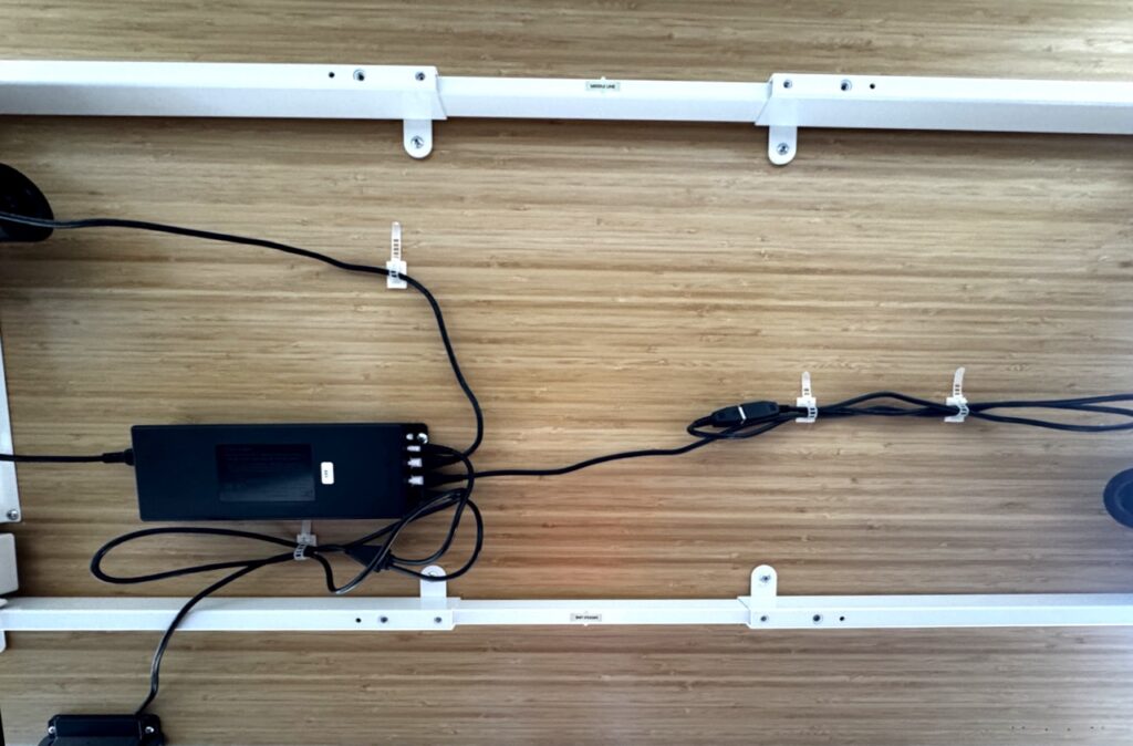 Flexispot E7 Plus: Unterseite mit Kabelmanagement