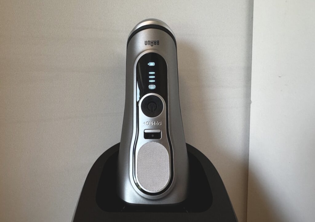 Braun Series 9 Pro+: LED-Anzeige für Akkustand und Hygienehinweise