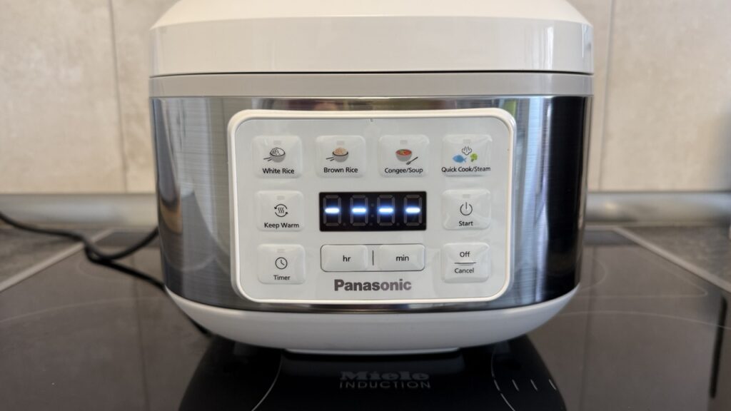 Panasonic SR-DA152: Nahaufnahme des Bedienfelds mit Programmen und Display