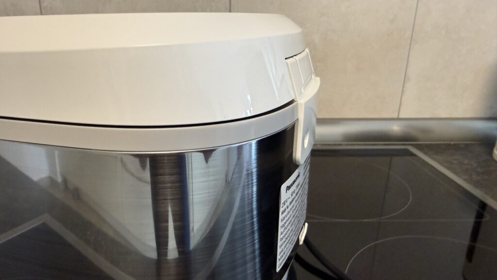 Panasonic SR-DA152: Scharnier und Spaltmaß am Deckel in der Detailansicht