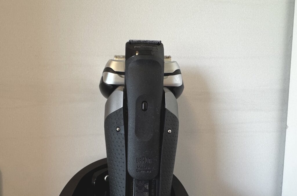 Braun Series 9 Pro+: Ausfahrbarer Präzisionstrimmer auf der Rückseite