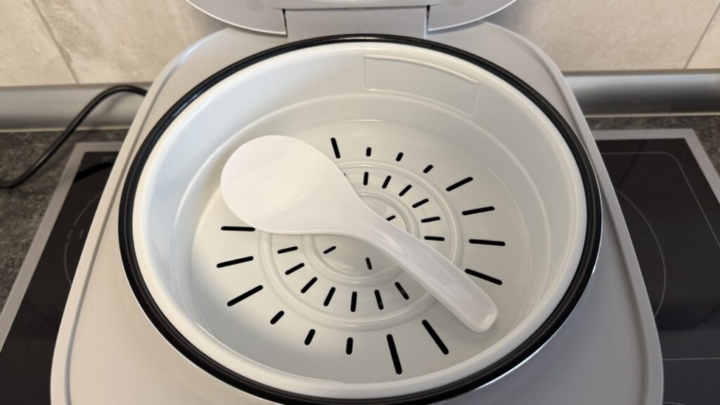 Panasonic SR-DA152: Dampfeinsatz mit Reislöffel im eingesetzten Zustand