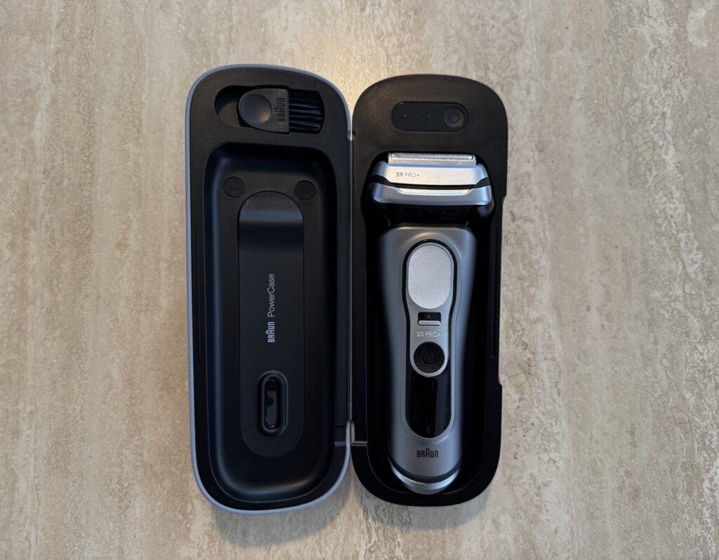Braun Series 9 Pro+: Rasierer im geöffneten PowerCase