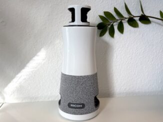 Ricoh PFU 360 Meeting Hub: Gesamtansicht des Geräts mit Ricoh Logo