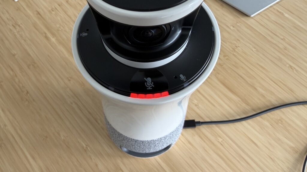 Ricoh PFU 360 Meeting Hub: Kameramodul und aktive Mute LED in Nahaufnahme