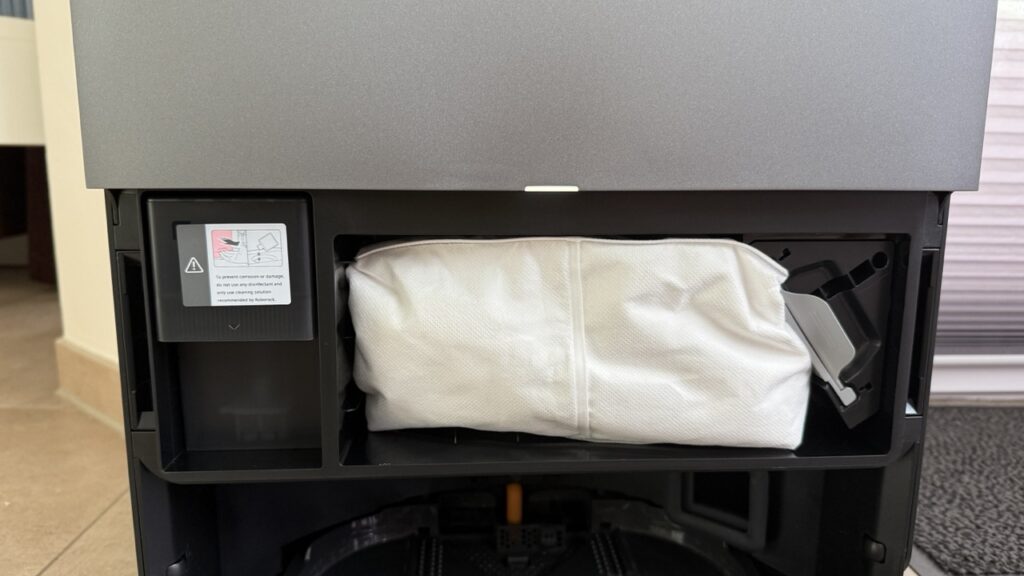 Roborock Saros 20: Staubbeutel und Reinigungsmittelkammer der Dockingstation