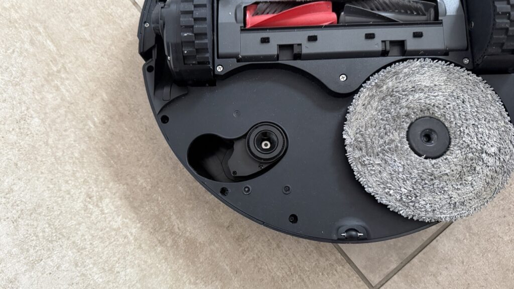 Roborock Saros 20: Unterseite mit ausgefahrenem Wischpad