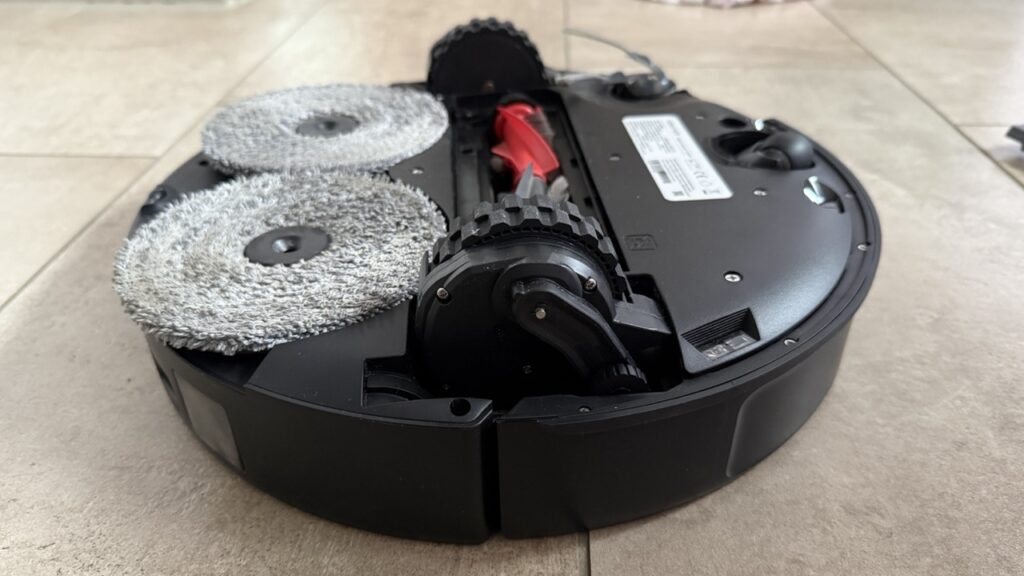 Roborock Saros 20: Unterseite mit angehobenem Chassis und sichtbarem Lift