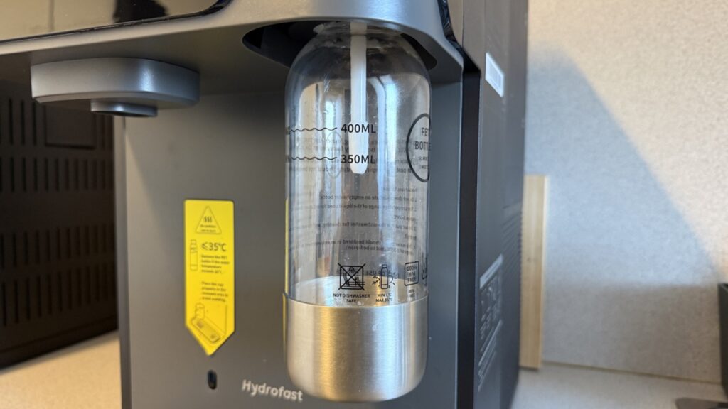 Hydrofast C300: Eingesetzte PET Flasche mit Füllmengenangaben