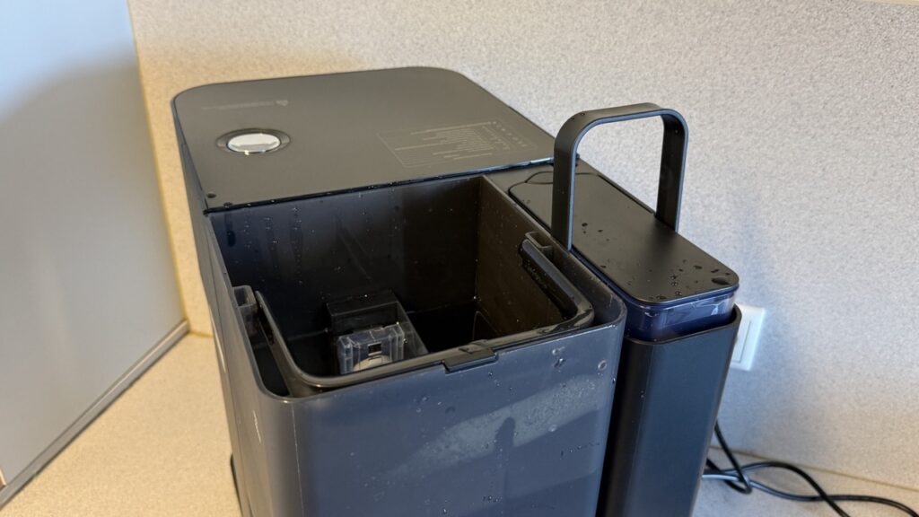 Hydrofast C300: Geöffnetes Gerät mit Blick in den Innenbereich und entnommenem Tank