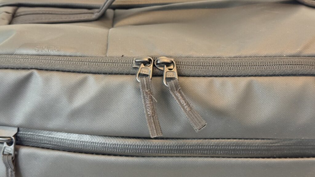 „Mammut Seon Transporter 25“: „Detailaufnahme der Reißverschlüsse“