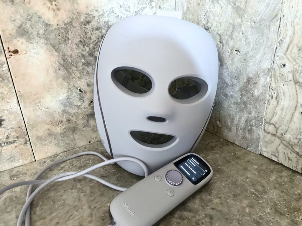 „Shark CryoGlow LED Maske“: „Maske mit kabelgebundener Fernbedienung“