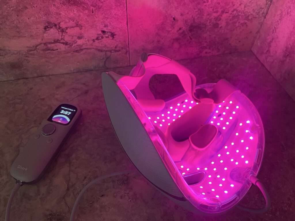 „Shark CryoGlow LED Maske“: „Innenansicht mit aktivierten LEDs und Fernbedienung“