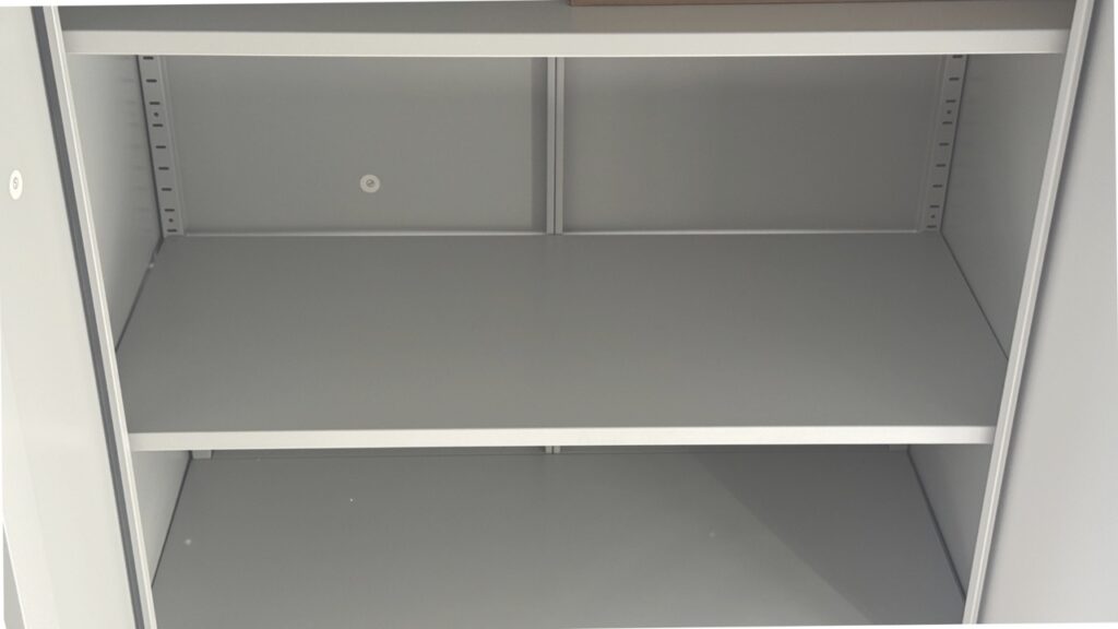 STEELSON Regulus: Leerer Innenraum mit Nockenschloss und Regalschienen