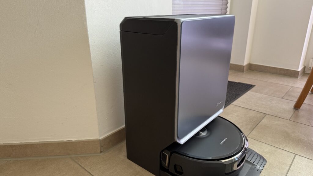 Narwal Flow 2: Seitenansicht von Station und Roboter im Aufstellbereich