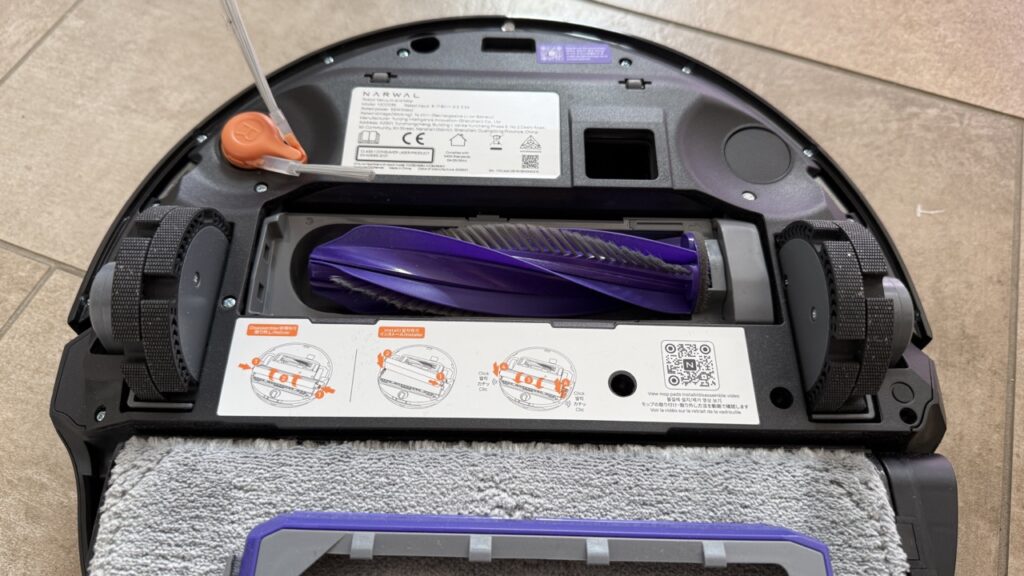 Narwal Flow 2: Hauptbürste an der Roboter-Unterseite in der Detailansicht