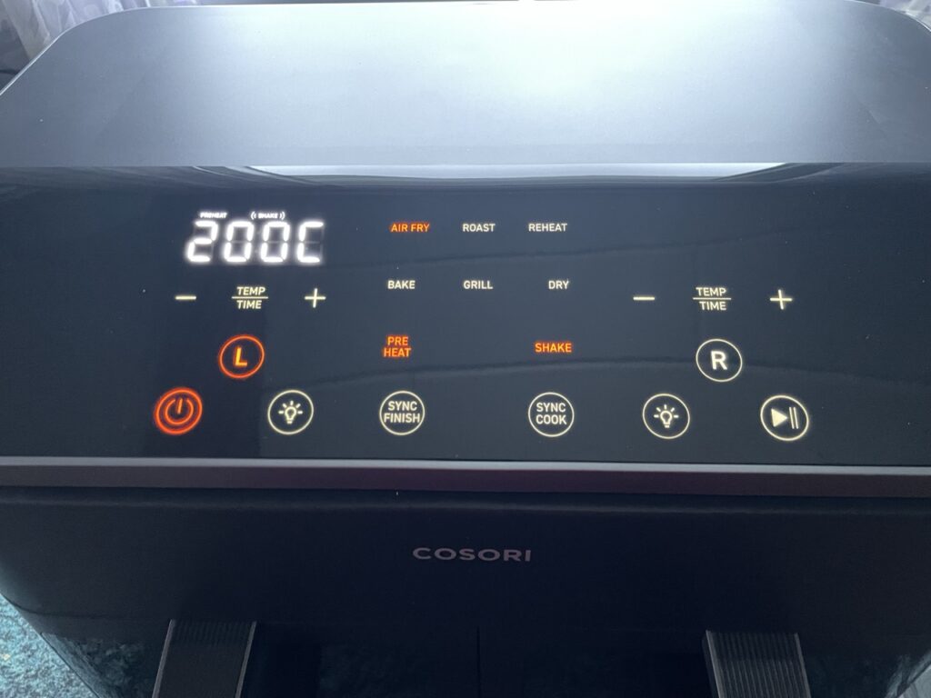 „COSORI Dual Basket 8,5 L“: Bedienfeld mit Programmauswahl