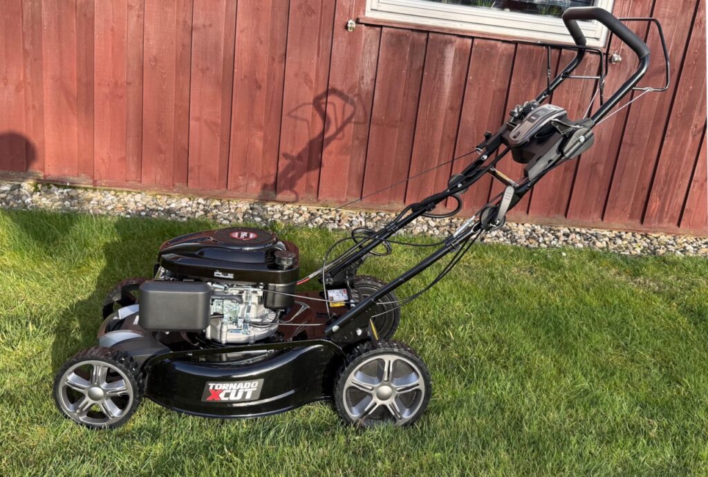 ONBEST TXC-3653E: Gesamtansicht auf dem Rasen