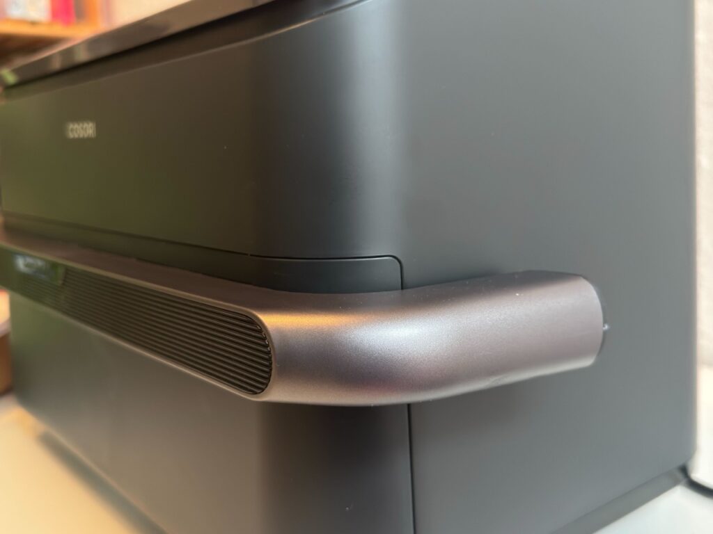 COSORI DualBlaze TwinFry: Seitenansicht des großen Gehäuses auf der Arbeitsfläche