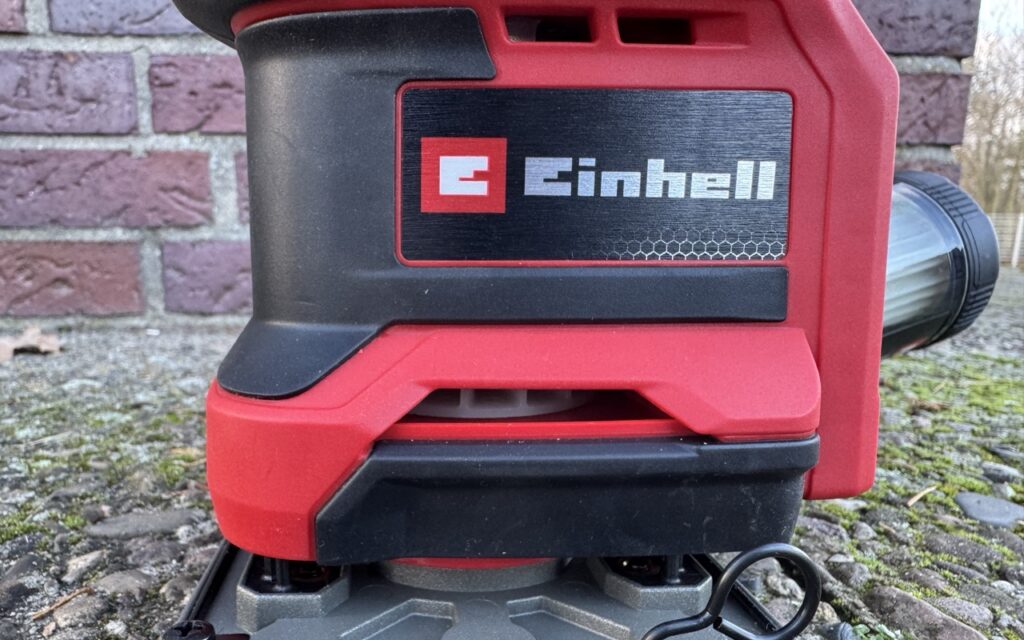 Blick von der Seite auf den Einhell, der die Spaltmasse und Fertigungsqualität zeigt (Foto: Testsieger.de)