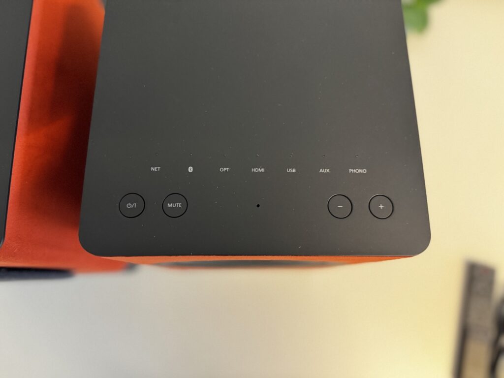 Nahaufnahme des Bedienfeldes der Technics-Lautsprecher (Foto: Testsieger.de)