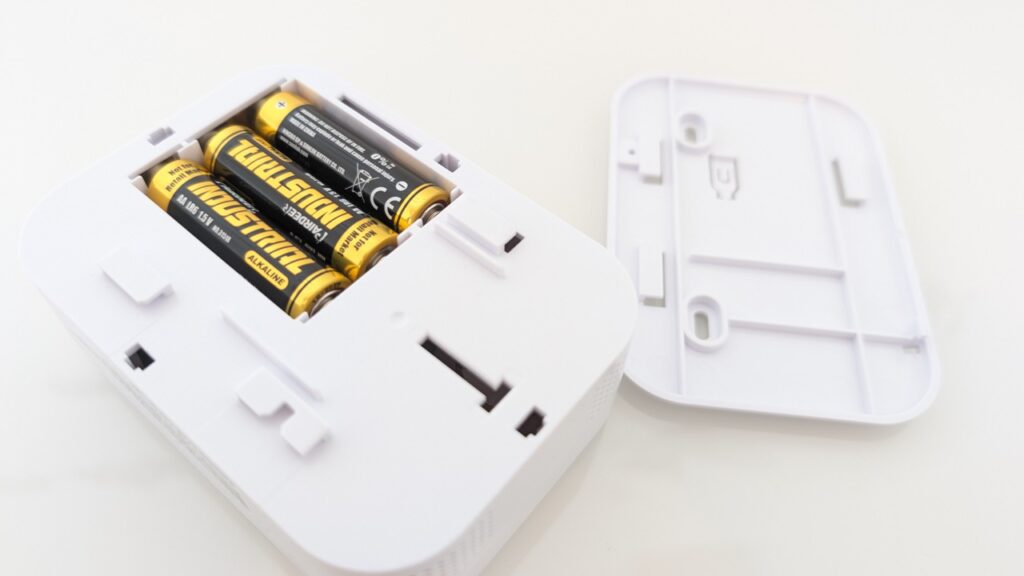 Smartwares FGA-1304: Batterien eingesetzt im geöffneten Gehäuse