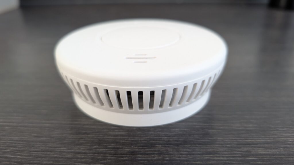 Smartwares FSM-120: Robustes Kunststoffgehäuse mit Luftschlitzen