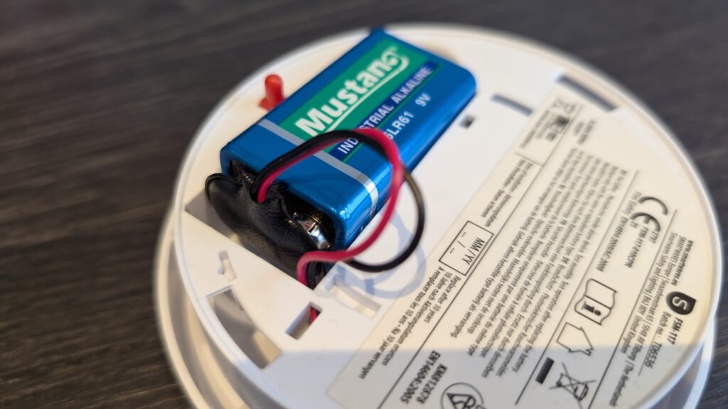 Smartwares FSM-11750: Batteriefach und Anschlusskabel im Detail