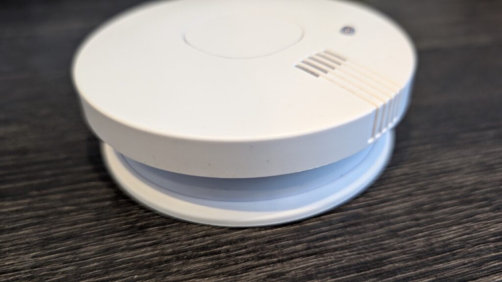 Smartwares FSM-11750: Seitenansicht des Rauchwarnmelders