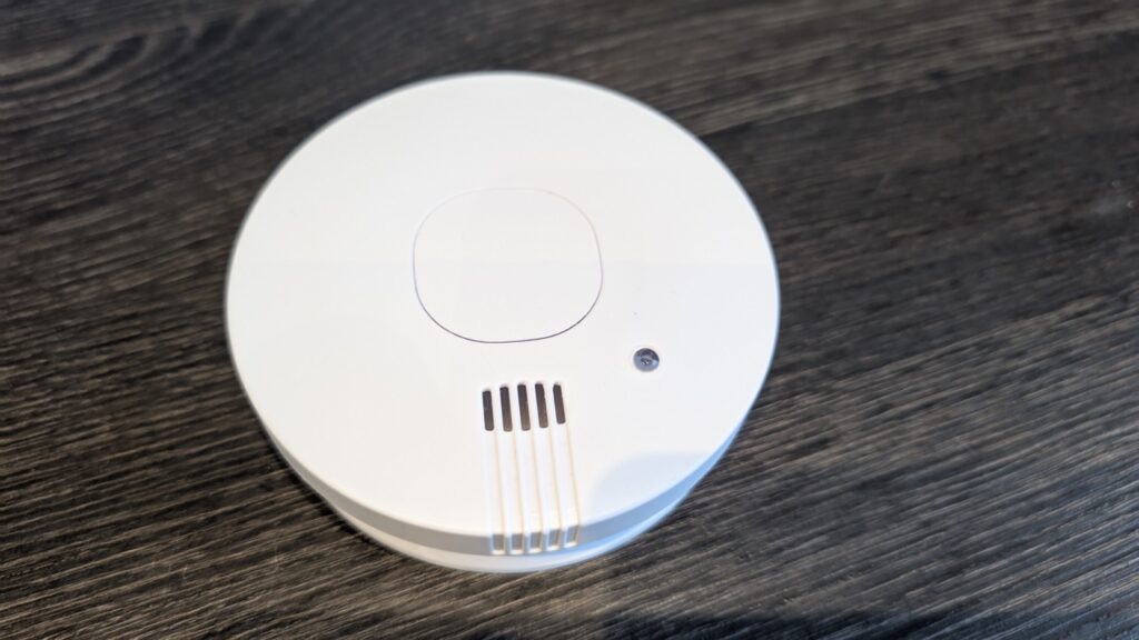 Smartwares FSM-11710: Großflächige Testtaste auf der Unterseite