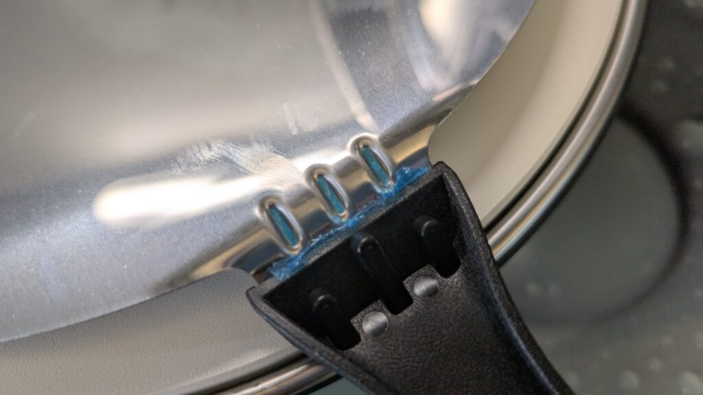 G3Ferrari Pummarola: Griff der Edelstahl-Palette mit schwer entfernbarer Schutzfolie