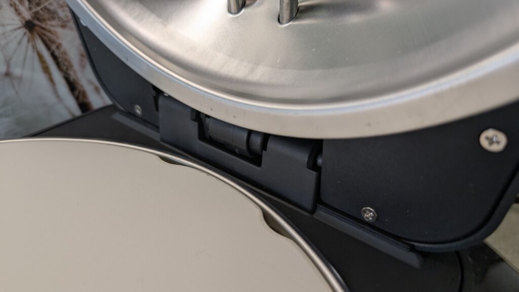 G3Ferrari Pummarola: Gedämpftes Deckelscharnier für sanftes Öffnen