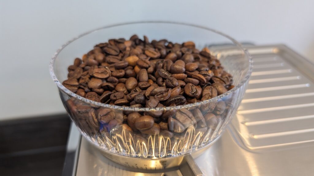 Gefüllter Bohnenbehälter der De’Longhi La Specialista Touch EC9455.M